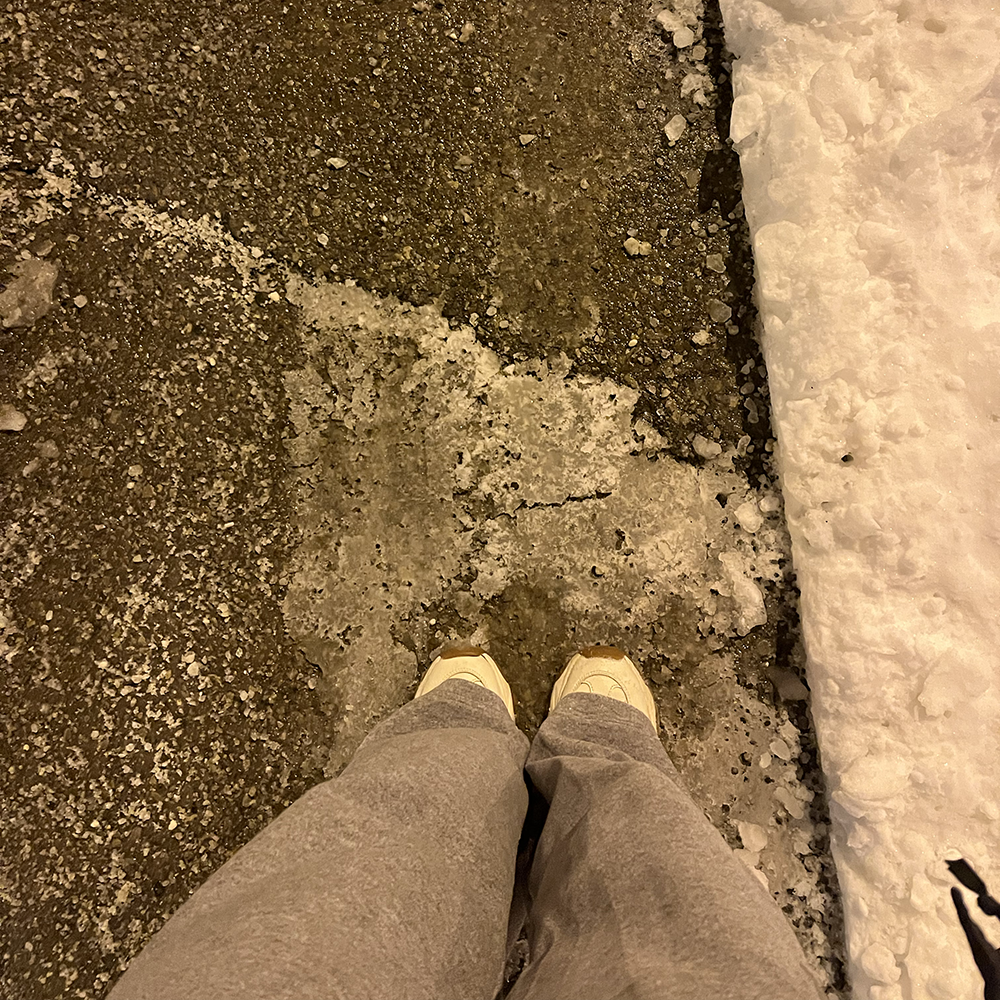 Sound of people stepping on snow